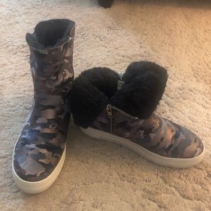 JSlides Camo Bootie